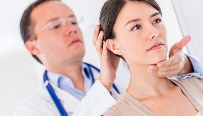 médico examina um paciente com dor de garganta
