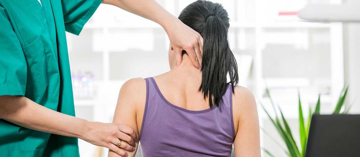 Paciente com dor no pescoço sendo examinado por um médico